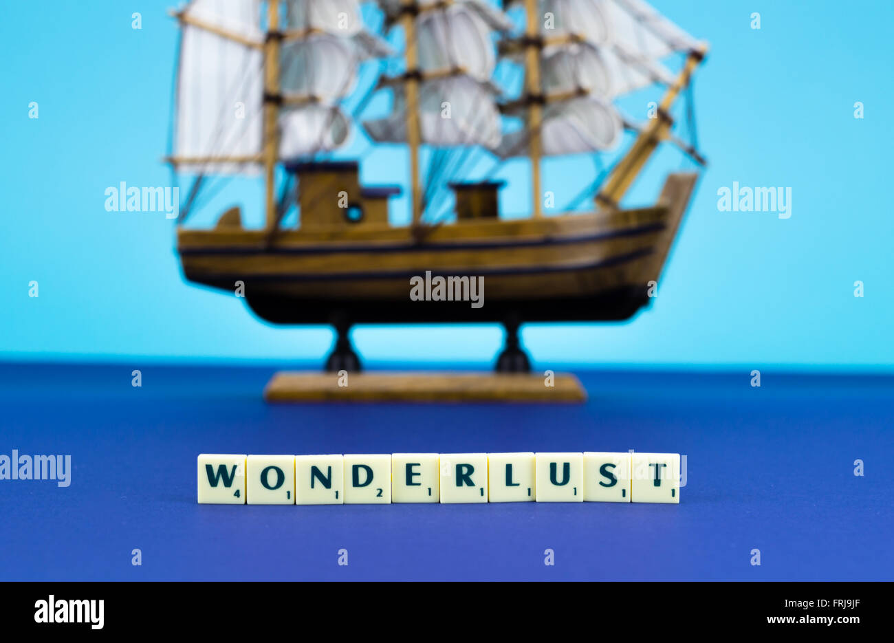 Holzschiff mit Zeichen auf blauem Hintergrund Stockfoto
