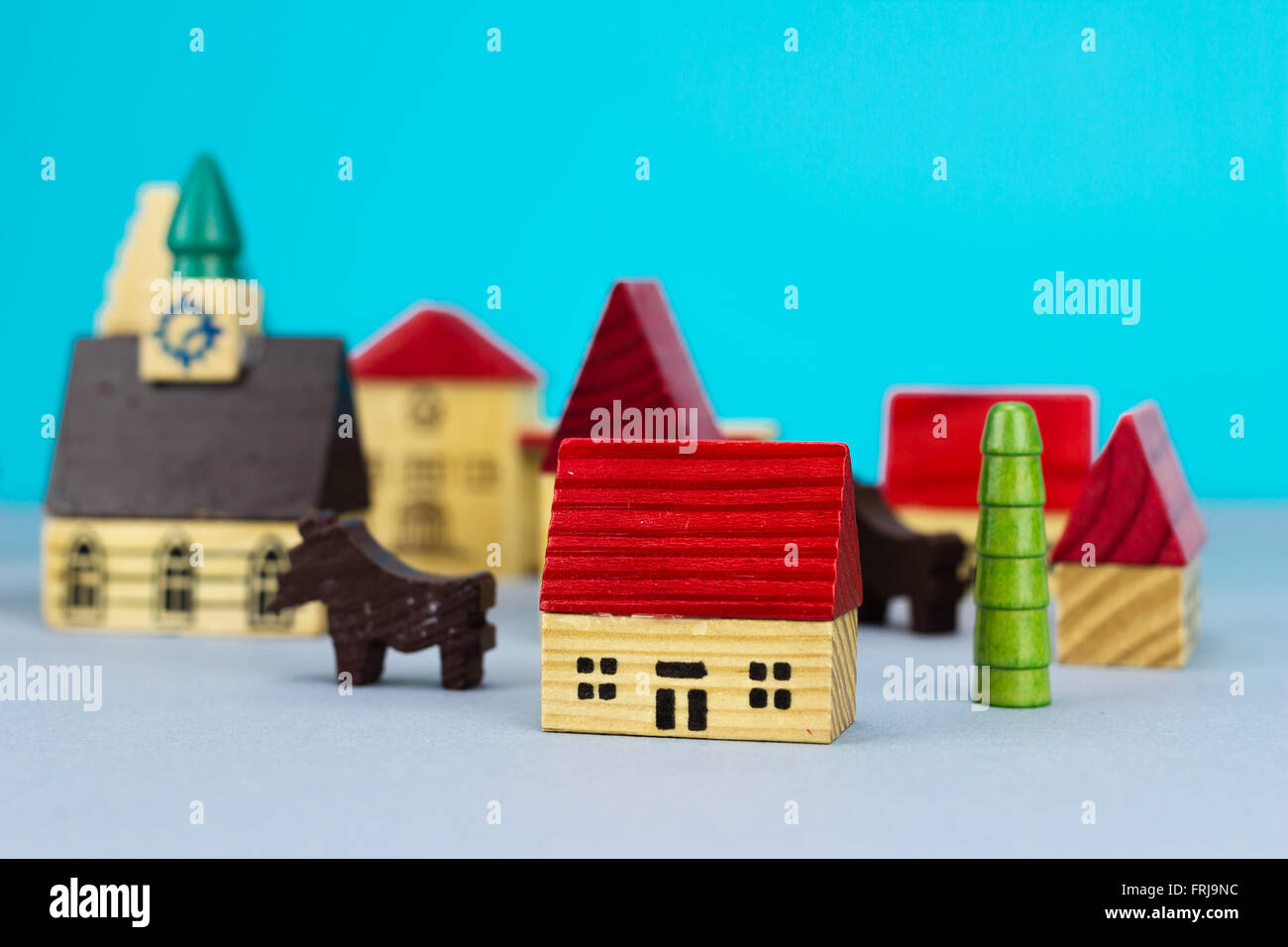 Figur Heimatstadt auf blauem Hintergrund Stockfoto