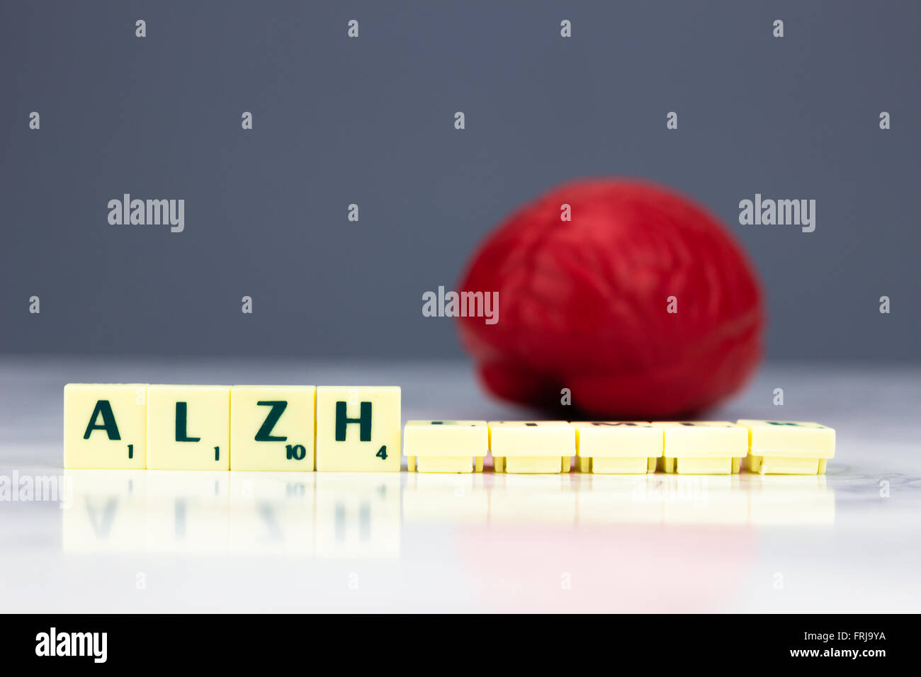 Rote Gehirn mit Alzheimer Zeichen auf dunklem Hintergrund Stockfoto