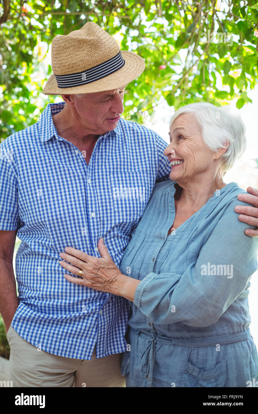 Älteres Paar mit Arm um während des Gesprächs Stockfoto