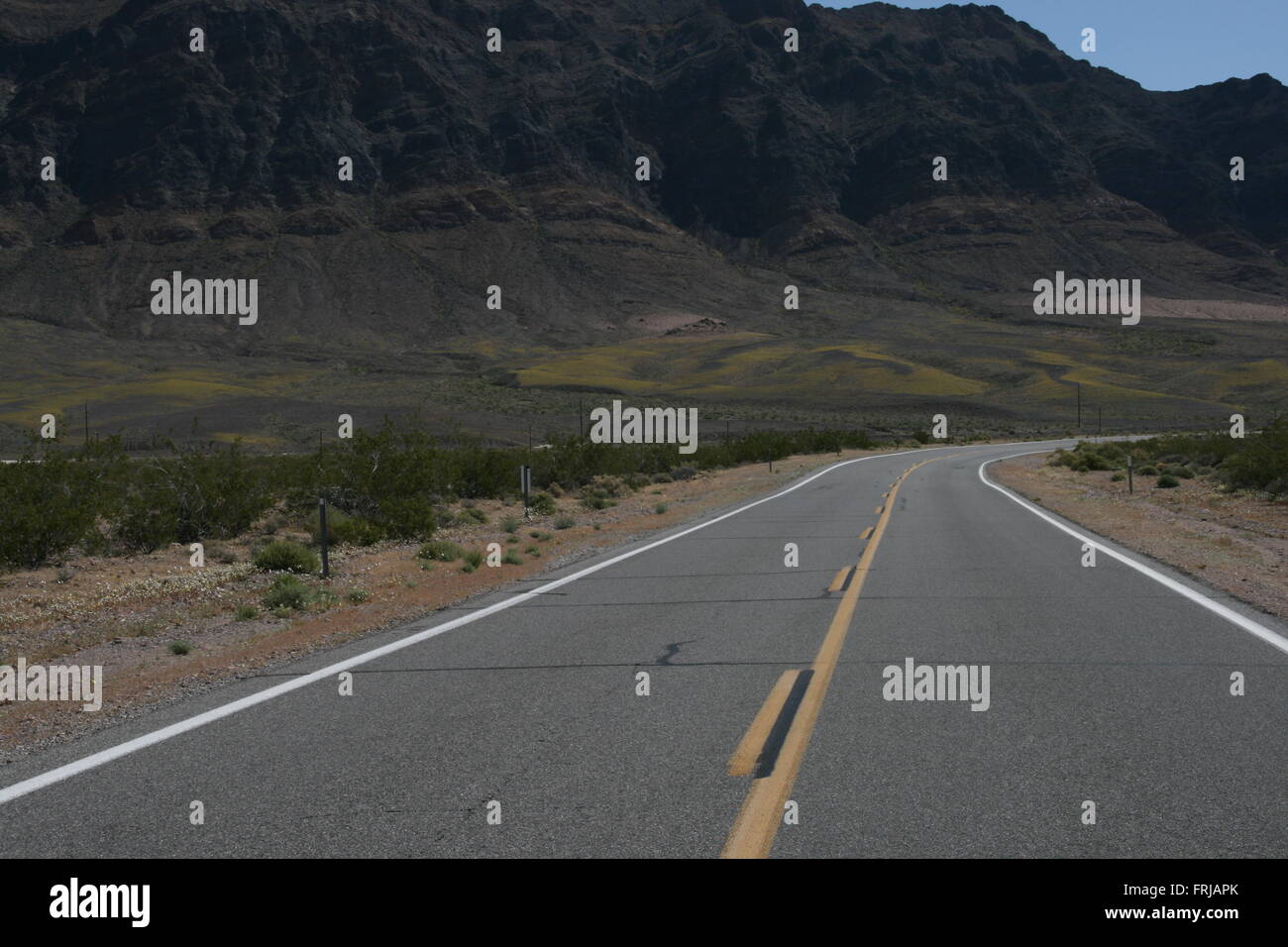 Leere Straße Autobahn Kalifornische Wüste Stockfoto