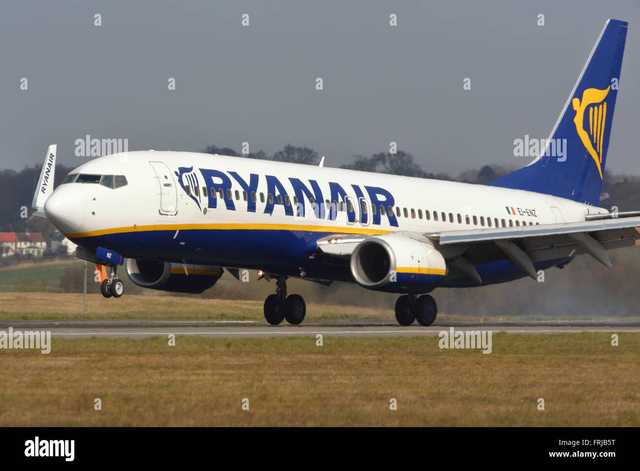 Ryanair Boeing 737 nächste Gen EI-ENZ aufsetzen am Flughafen Luton, UK Stockfoto