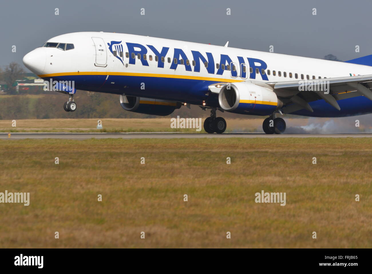 Ryanair Boeing 737 nächste Gen EI-EKF aufsetzen am Flughafen Luton, UK Stockfoto