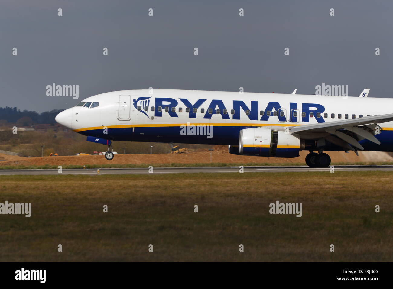 Ryanair Boeing 737 nächste Gen EI-EKF aufsetzen am Flughafen Luton, UK Stockfoto