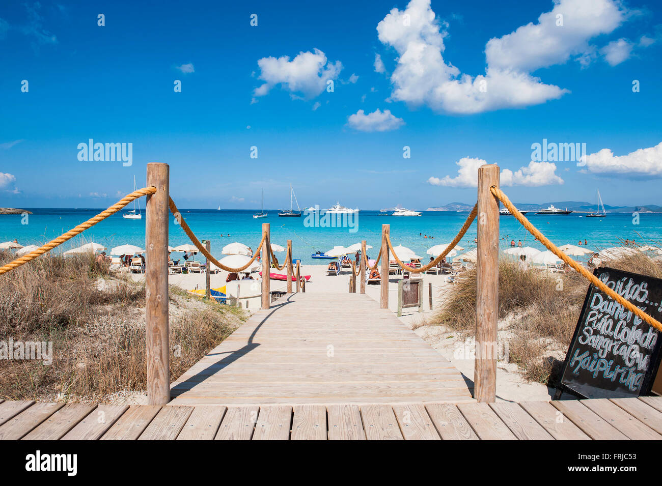 Formentera, Balearen, Spanien. Ein Bild-Postkarte-Bild von Ses Illetes Strand mit seinen magischen Farben Karibik. Stockfoto