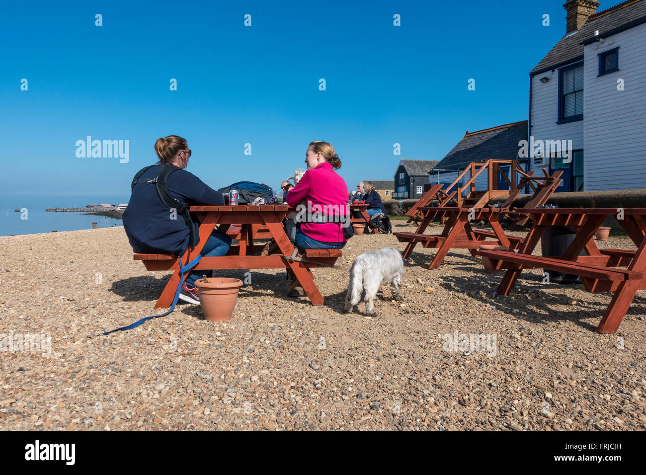Zwei Frauen im Chat auf Whitstable Strand Kent England Stockfoto