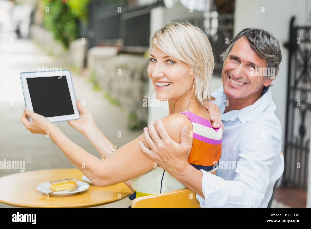 Hintere Ansicht Porträt des Paares mit tablet Stockfoto