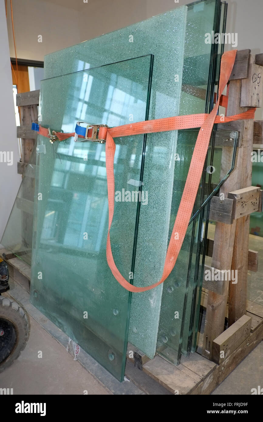Zerbrochene Glasscheibe auf eine Stilage oder eine Palette auf einer Baustelle. März 2016 Stockfoto