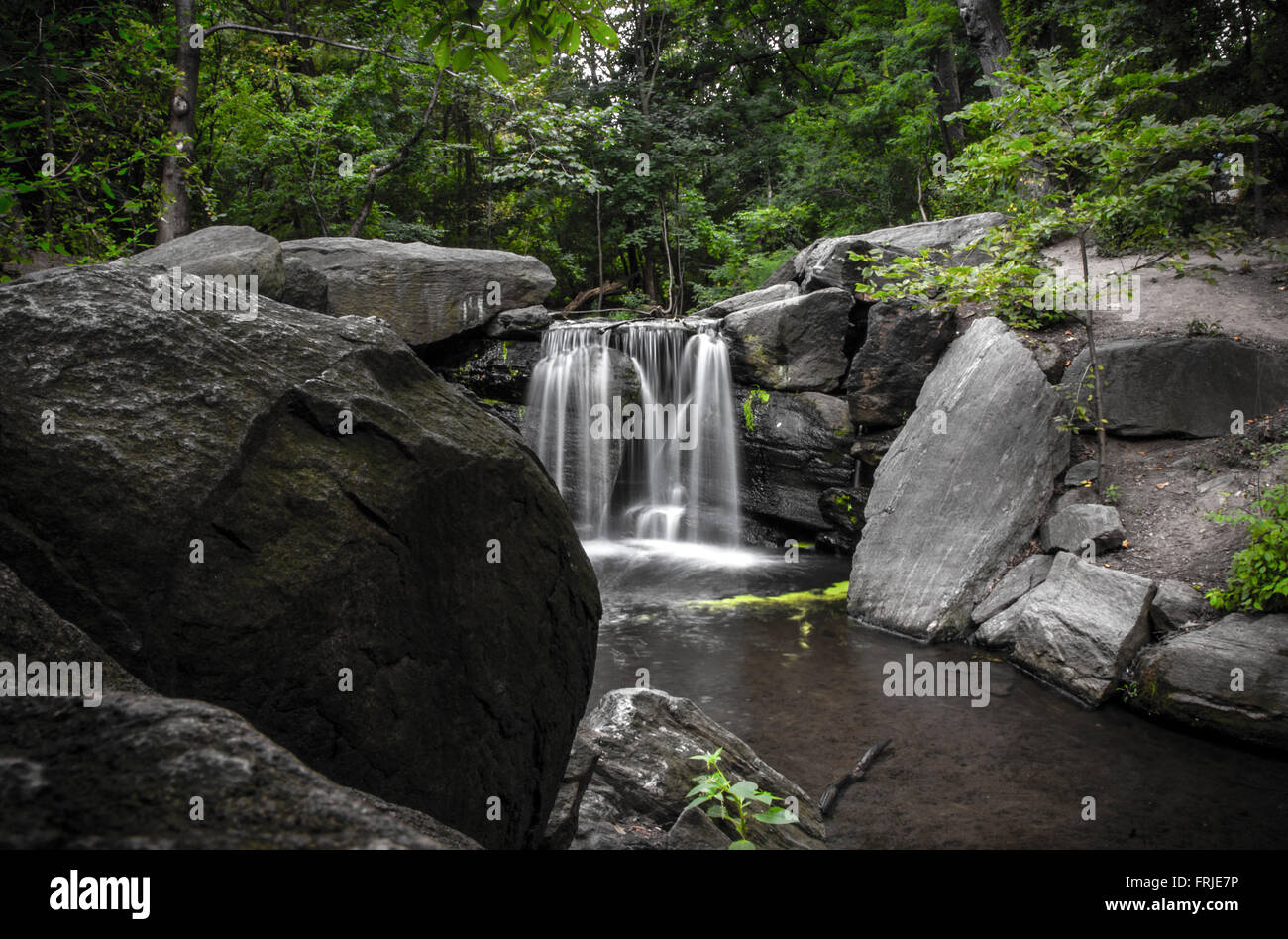 Wasserfall im Wald nördlich des Central Park, New York City, USA Stockfoto