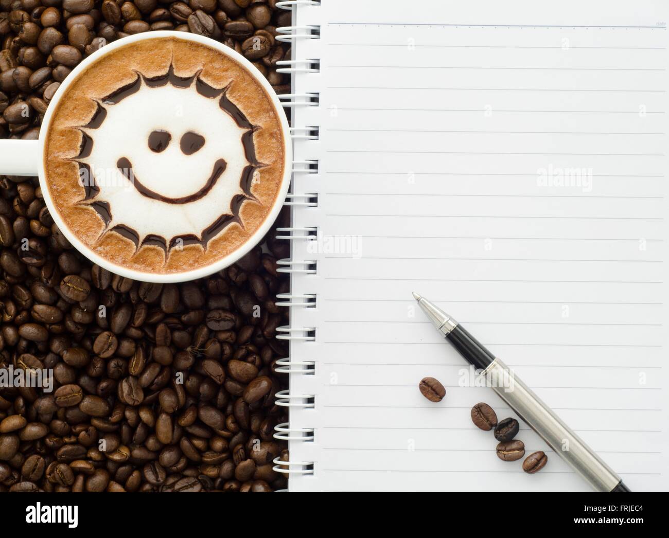 Eine Tasse Latte Kunst und Notiz-Buch Stockfoto