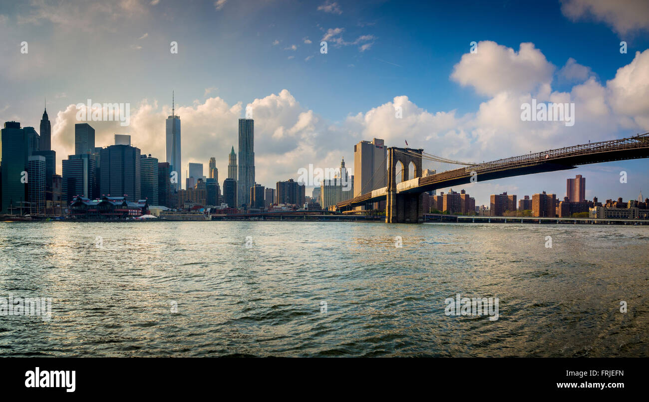 Skyline von Manhattan mit Brooklyn Bridge, New York, USA. Stockfoto