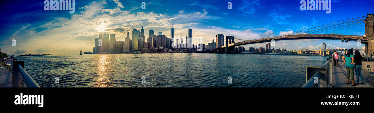 Panoramablick auf die Skyline von Manhattan mit Brooklyn Bridge, New York, USA. Stockfoto