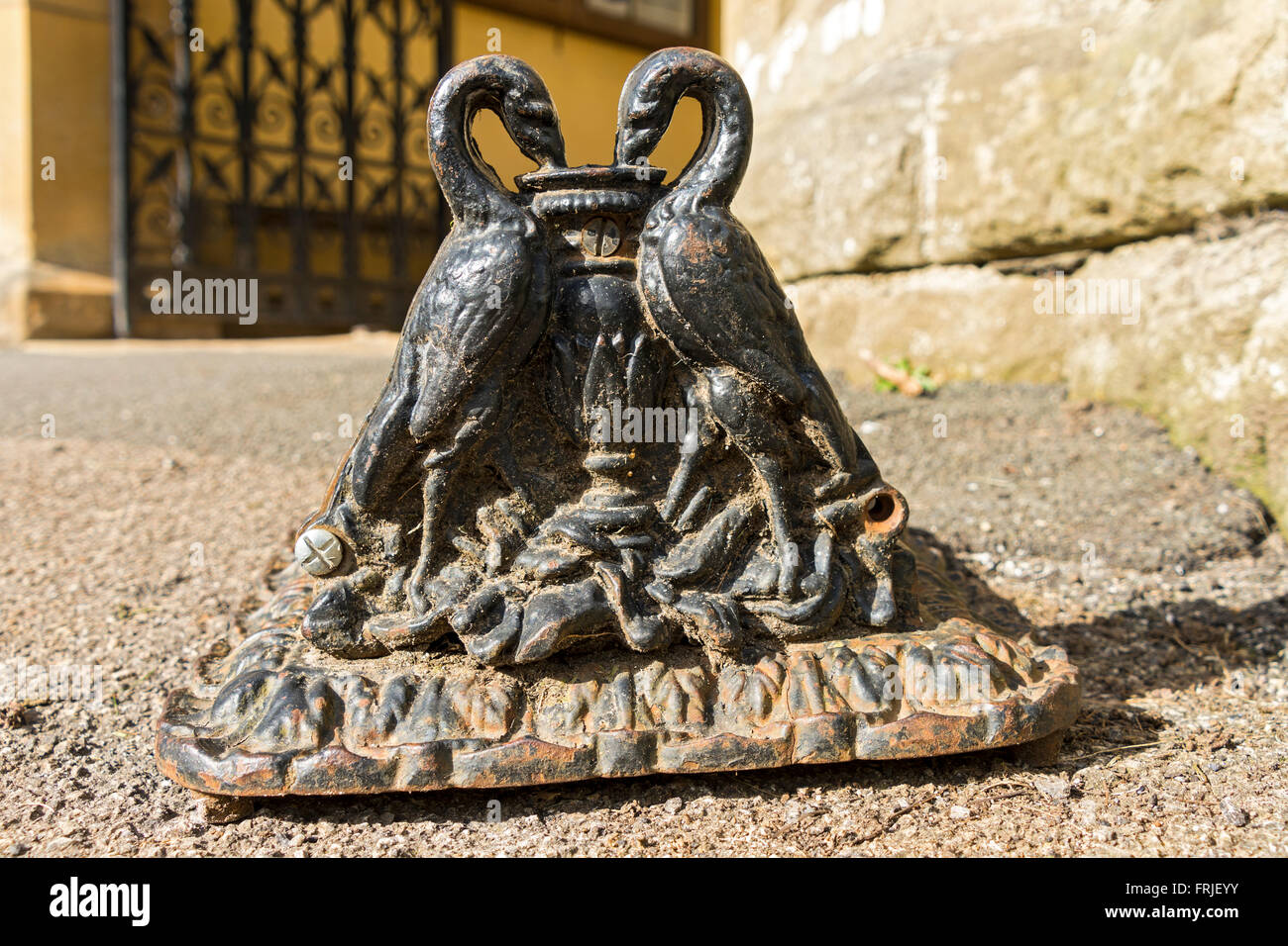 Boot-Spachtel an der Tür der Kirche von St. Andreas, Aysgarth Falls, Wensleydale, Yorkshire Dales, England, UK. Stockfoto