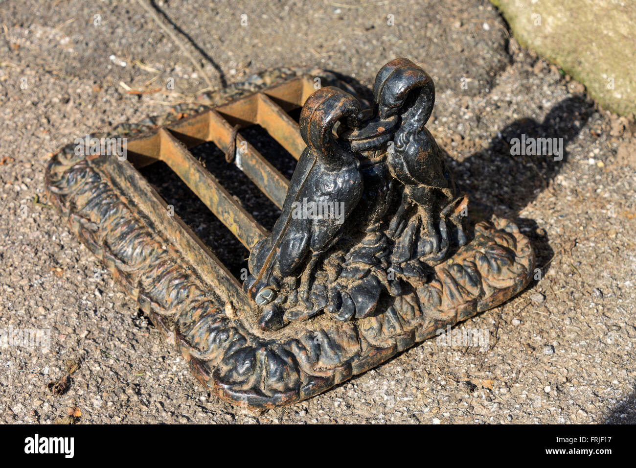 Boot-Spachtel an der Tür der Kirche von St. Andreas, Aysgarth Falls, Wensleydale, Yorkshire Dales, England, UK. Stockfoto