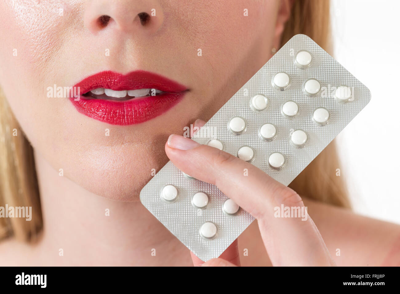 Schönheit Frau Mund mit rotem Lippenstift in der Nähe von Blister-Verpackungen von Pillen Stockfoto