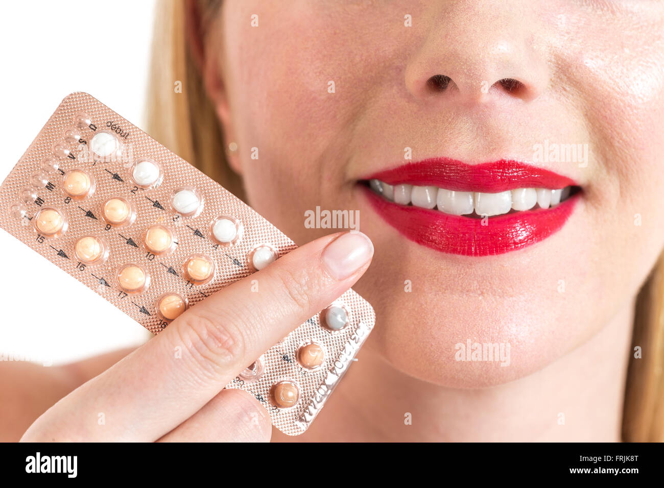 Schönheit Frau Mund mit rotem Lippenstift in der Nähe von Blister-Verpackungen von Pillen Stockfoto