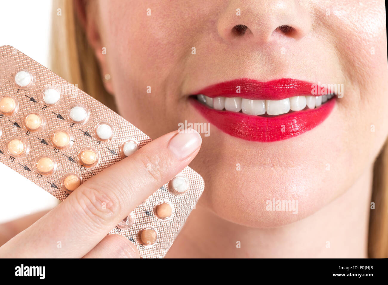 Schönheit Frau Mund mit rotem Lippenstift in der Nähe von Blister-Verpackungen von Pillen Stockfoto