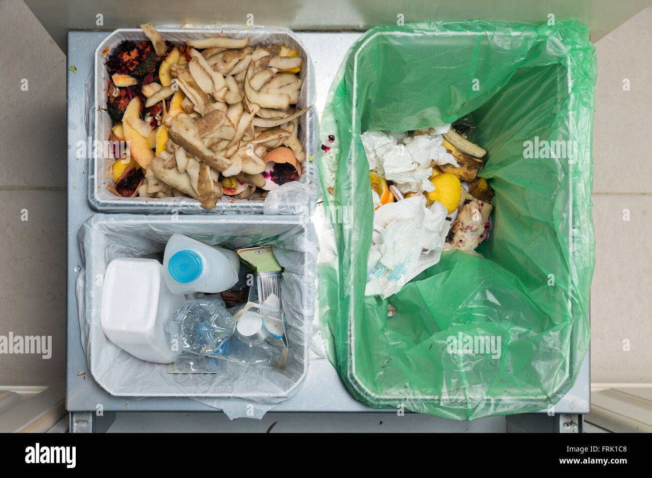Haushalt verschwenden Sortier- und recycling-Küche-Behälter in der Schublade. Ökologisch verantwortliches Handeln Konzept, Ansicht von oben Stockfoto