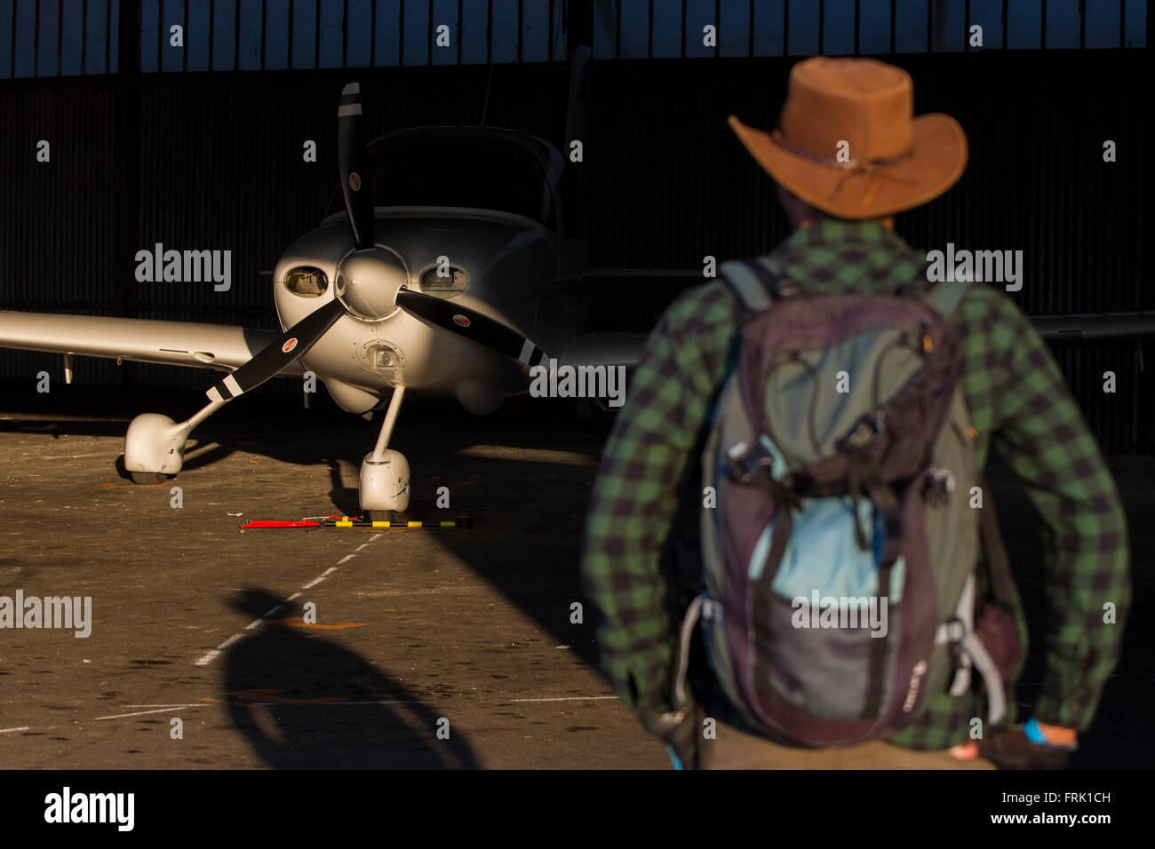 Pilot auf seinem kleinen Flugzeug im späten Nachmittag Licht Stockfoto