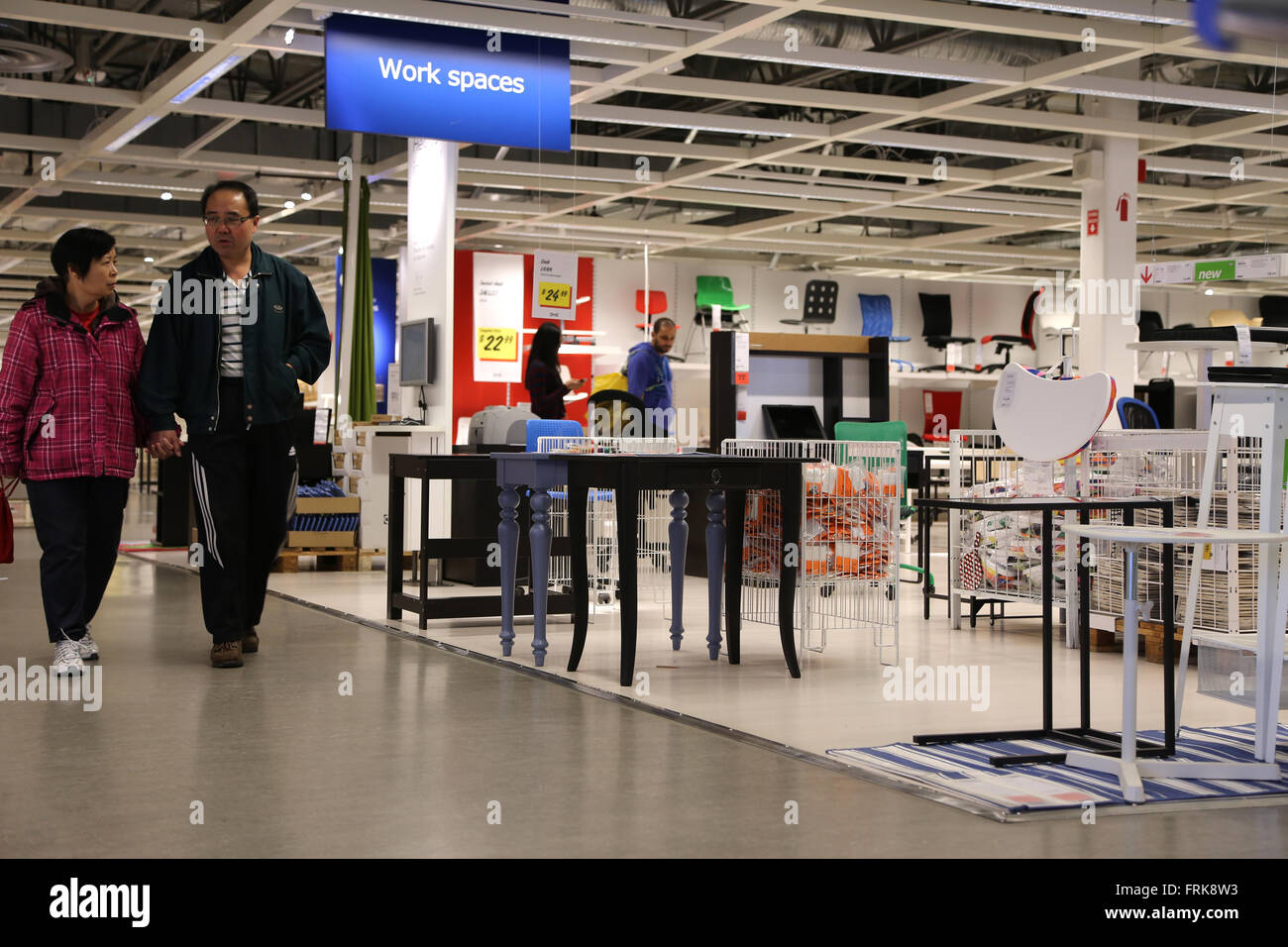 Coquitlam BC, Kanada 28. April 2015 Menschen beim Einkaufen im Ikea