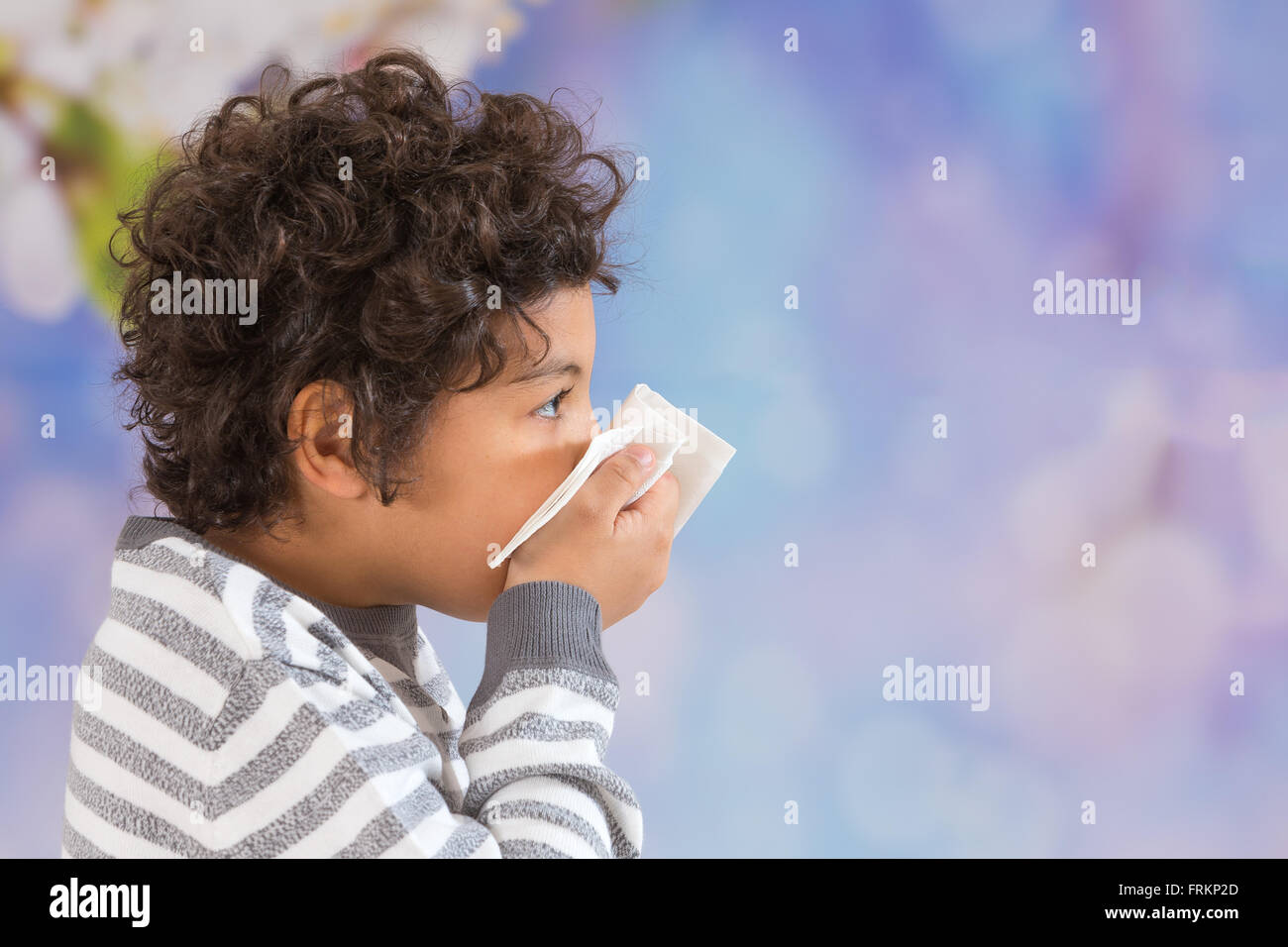 Kind mit lockigem Haar die Grippe leiden. Stockfoto