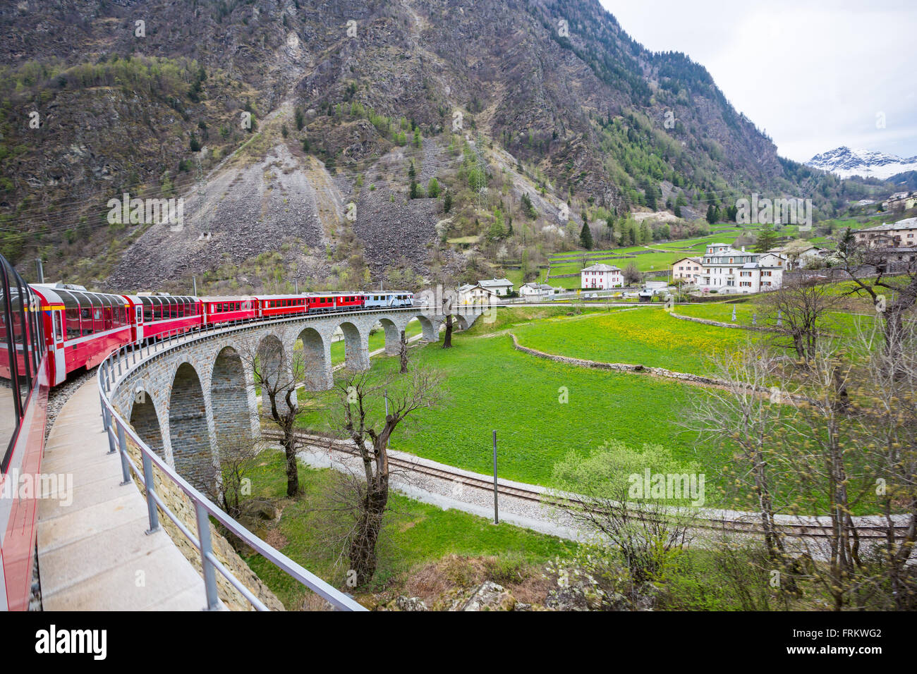 Bernina-Express ist das Viadukt übergeben. Stockfoto