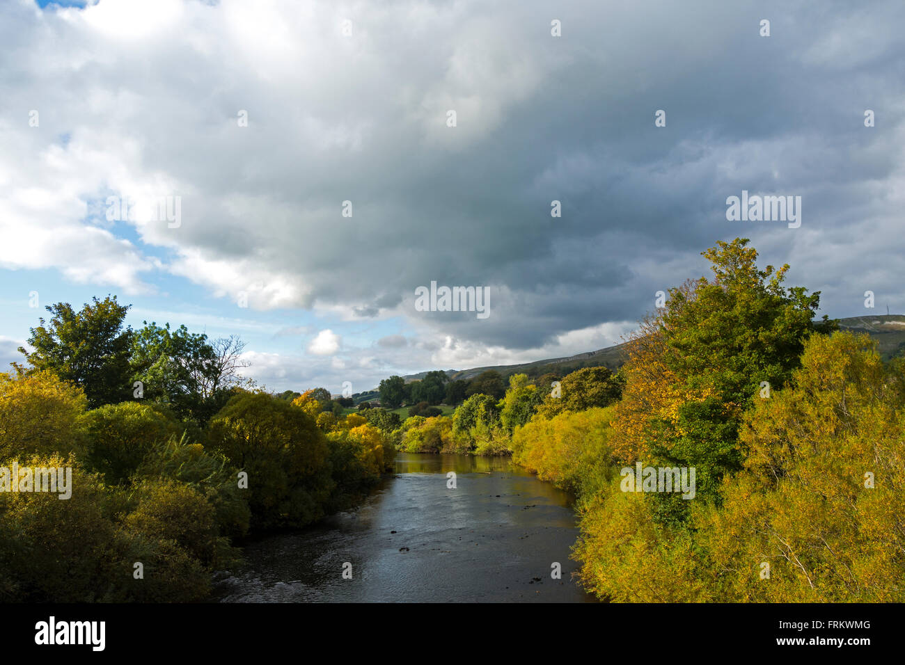 Der Fluß Ure von einem Steg in der Nähe von Aysgarth, Wensleydale, Yorkshire Dales, England, UK Stockfoto