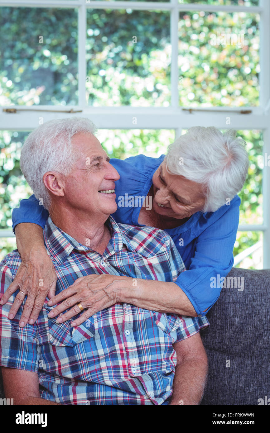 Glückliche Frau umarmt beim betrachten senior woman Stockfoto