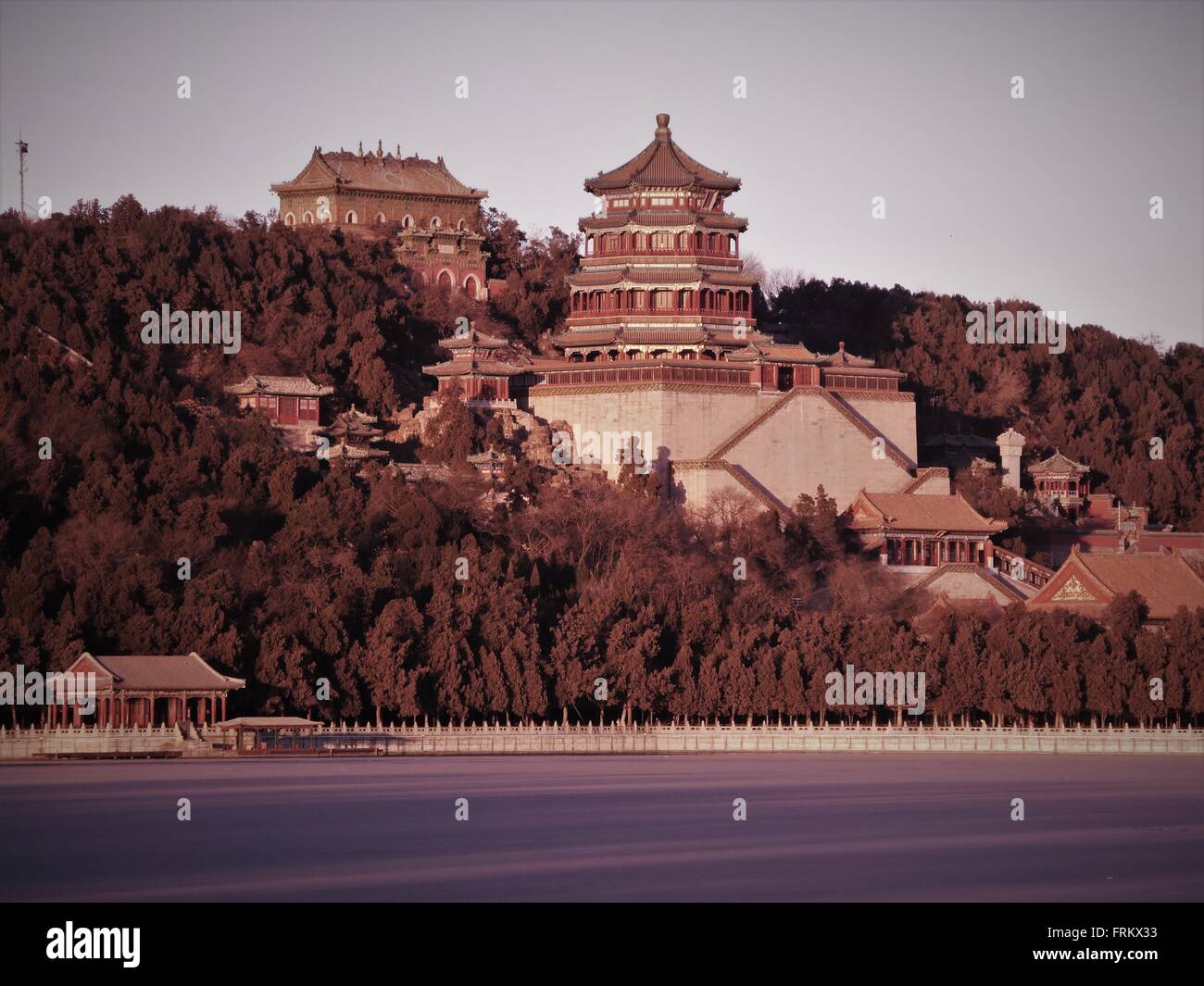 Schöne chinesische Tempel. Buddhistische Duft Pavillon auf dem kaiserlichen Sommer-Spielplatz, der Sommerpalast Beijing. Stockfoto