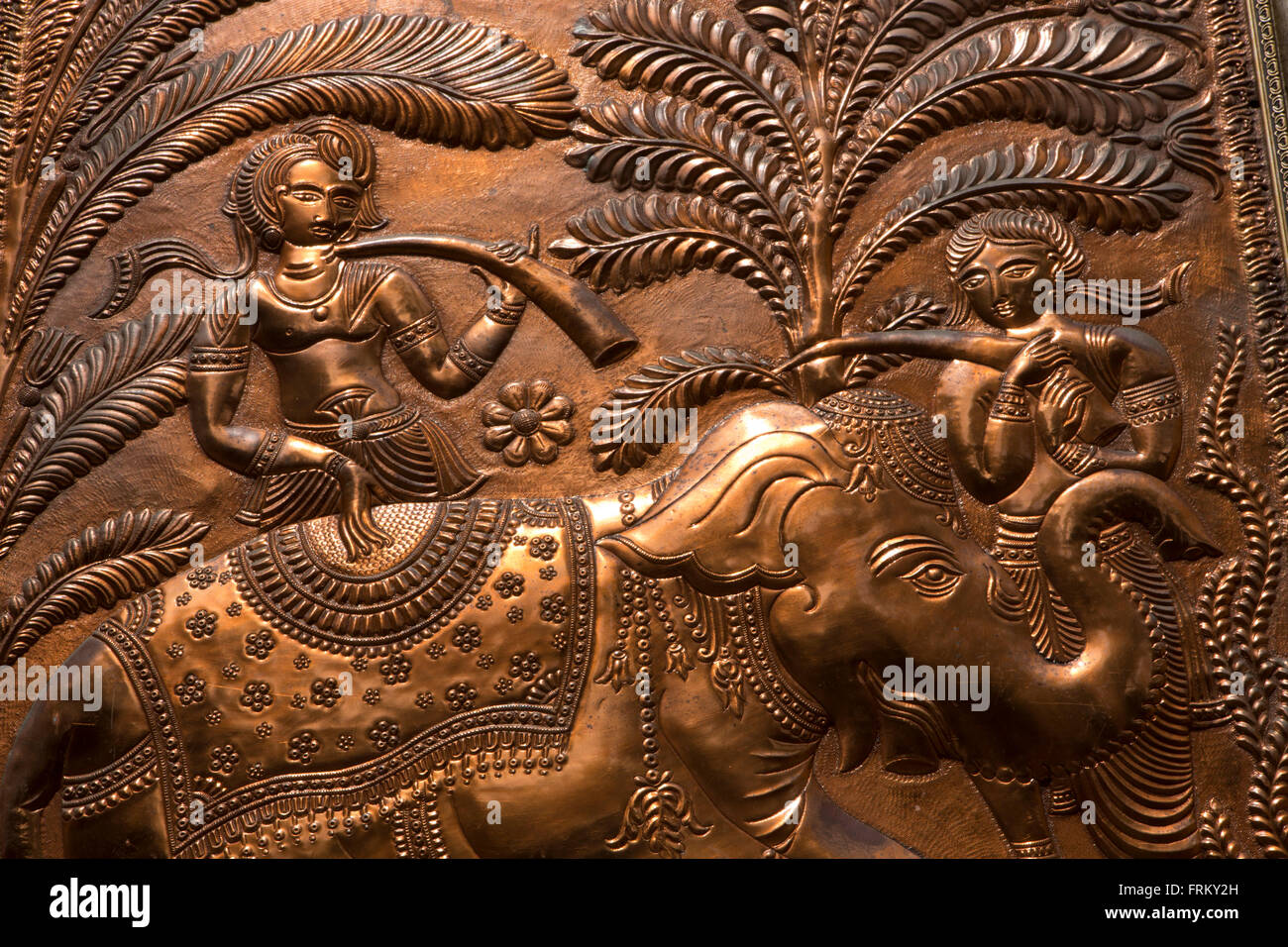 Sri Lanka, Colombo, Gangaramaya Tempel, Gebetsraum, geschlagenem Kupfer Bedienfeld "" mit Elefanten Stockfoto