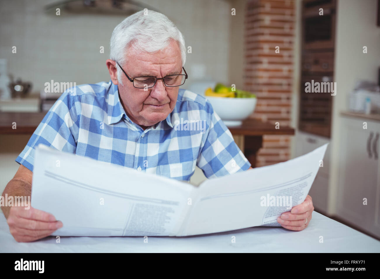 Senior woman lesen Zeitung Stockfoto