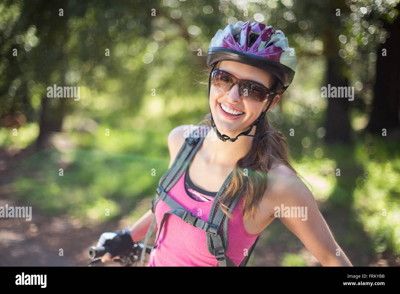 Portrait von Frau tragen Helm Stockfoto