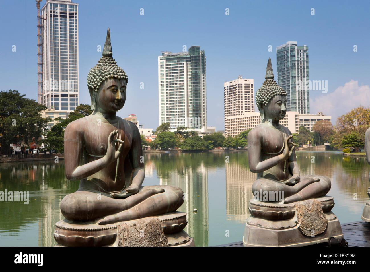 Sri Lanka, Colombo, Seema Malaka Tempel, Buddha-Figuren neben Beira Lake Stockfoto