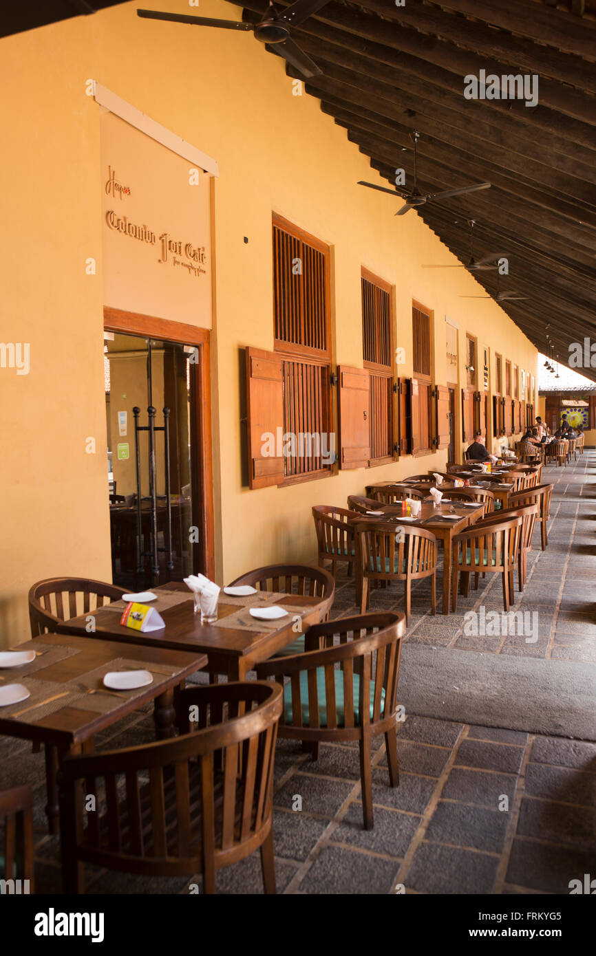Sri Lanka, Colombo, Fort, alte niederländische Krankenhaus, schattige Tische draußen Fort Cafe Stockfoto