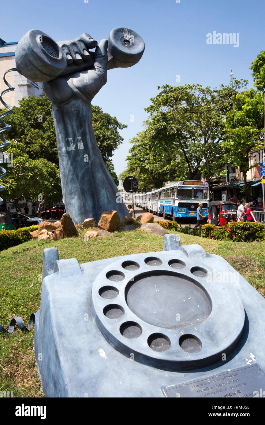 Sri Lanka, Colombo, Fort, Telecom Kreisverkehr, Telefon in der Hand draußen Telekommunikationszentrum-statue Stockfoto