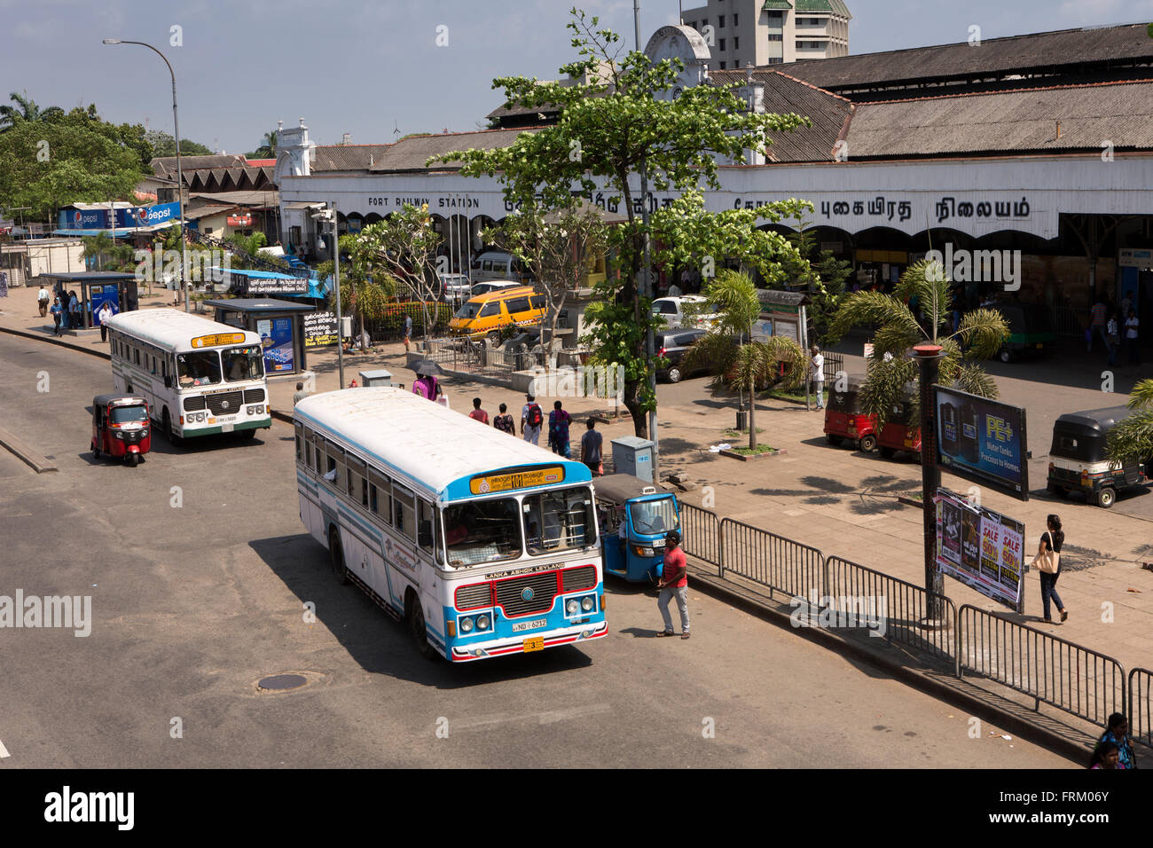 Sri Lanka, Colombo, Busse außen Fort Railway Station Stockfoto