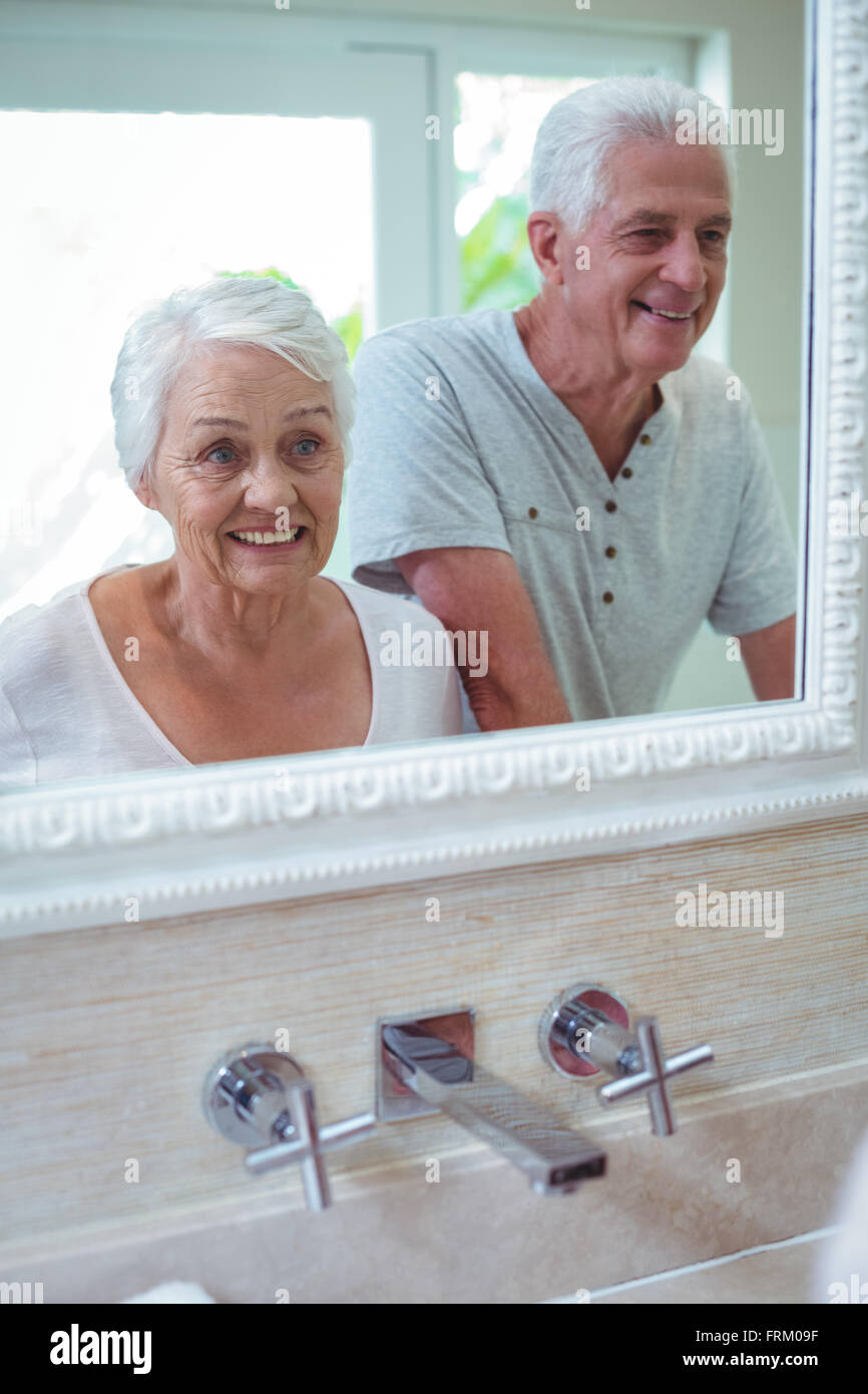 Gerne älteres Paar auf reflektierenden Spiegel Stockfoto