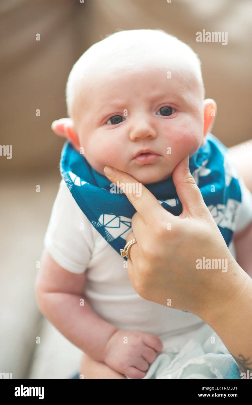 Mutter halten Baby Kinn oben. Stockfoto