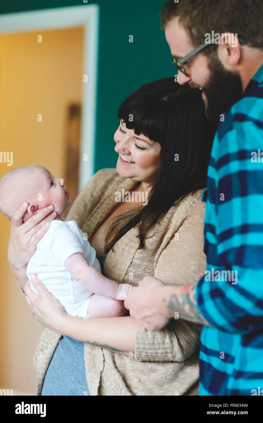 Neue Mutter und Vater mit Baby Stockfoto