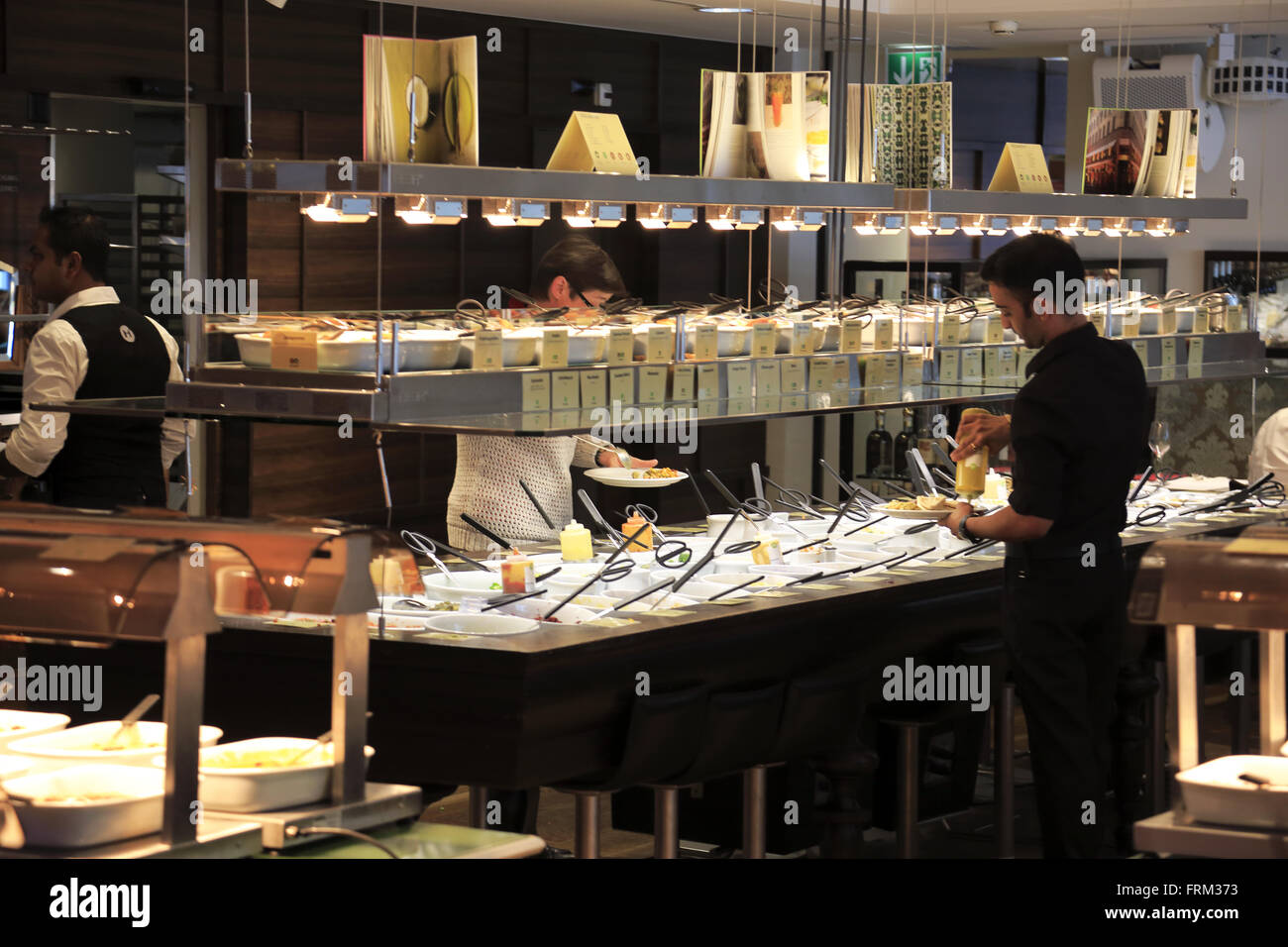 Heißen vegetarisches Buffet serviert im Haus Hiltl, das weltweit älteste vegetarische Restaurant in Zürich, Schweiz Stockfoto