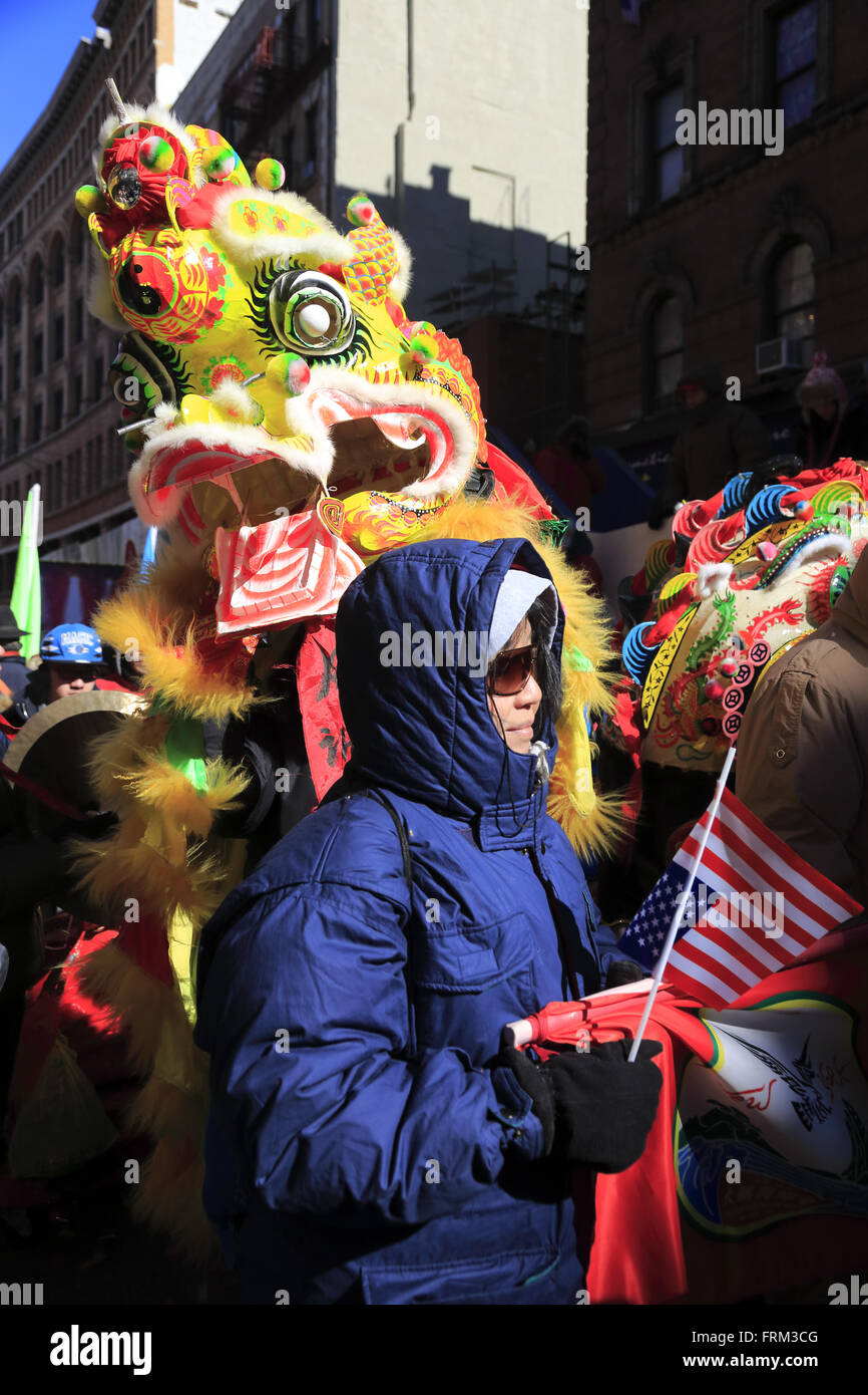 Lion Tänzer machen Sie sich bereit für die jährlichen chinesischen Lunar New Year Parade in Manhattan Chinatown, New York City, USA Stockfoto
