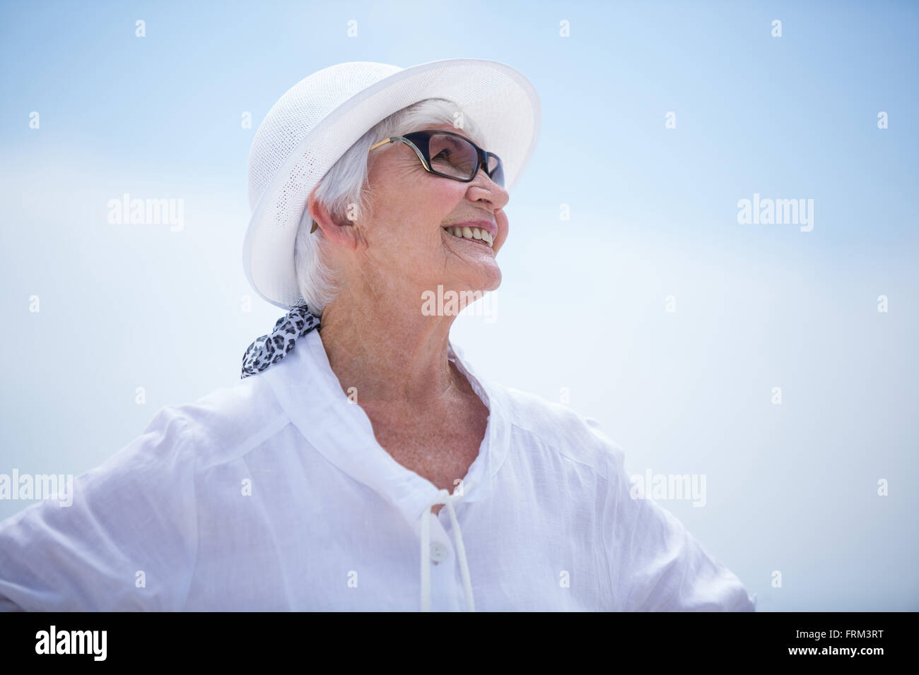 Nahaufnahme der glückliche senior Frau nachschlagen Stockfoto