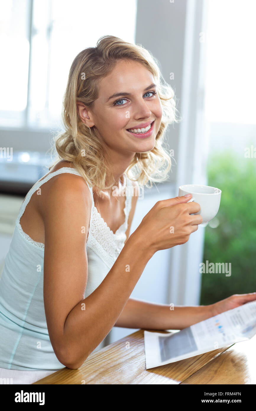 Porträt der jungen Frau mit Kaffeetasse Stockfoto