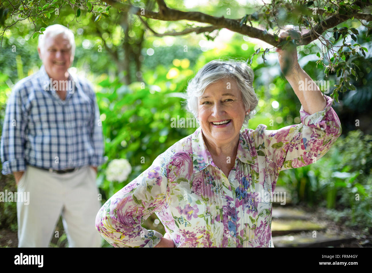 Ältere Frau mit Mann stand im Hintergrund Stockfoto
