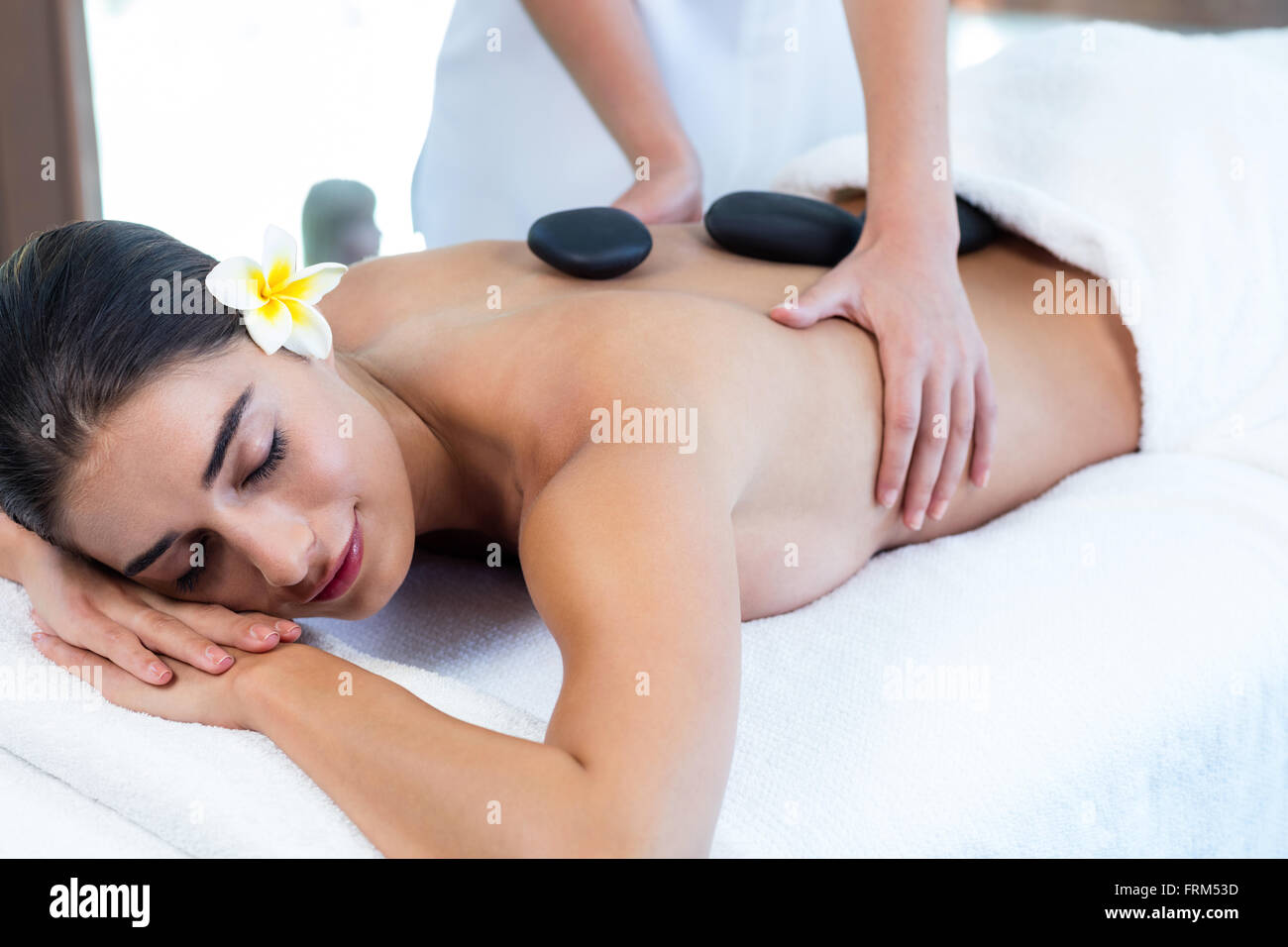 Schöne Frau empfangen-Stone-massage Stockfoto
