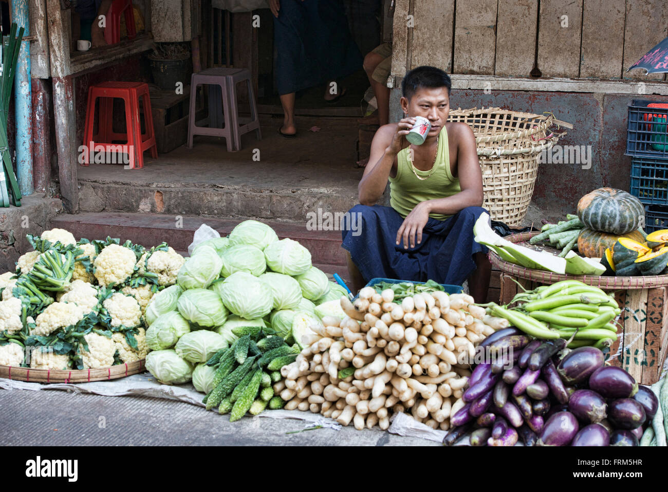Anbieter auf dem Thiri Mingala Markt in Yangon, Myanmar zu produzieren Stockfoto