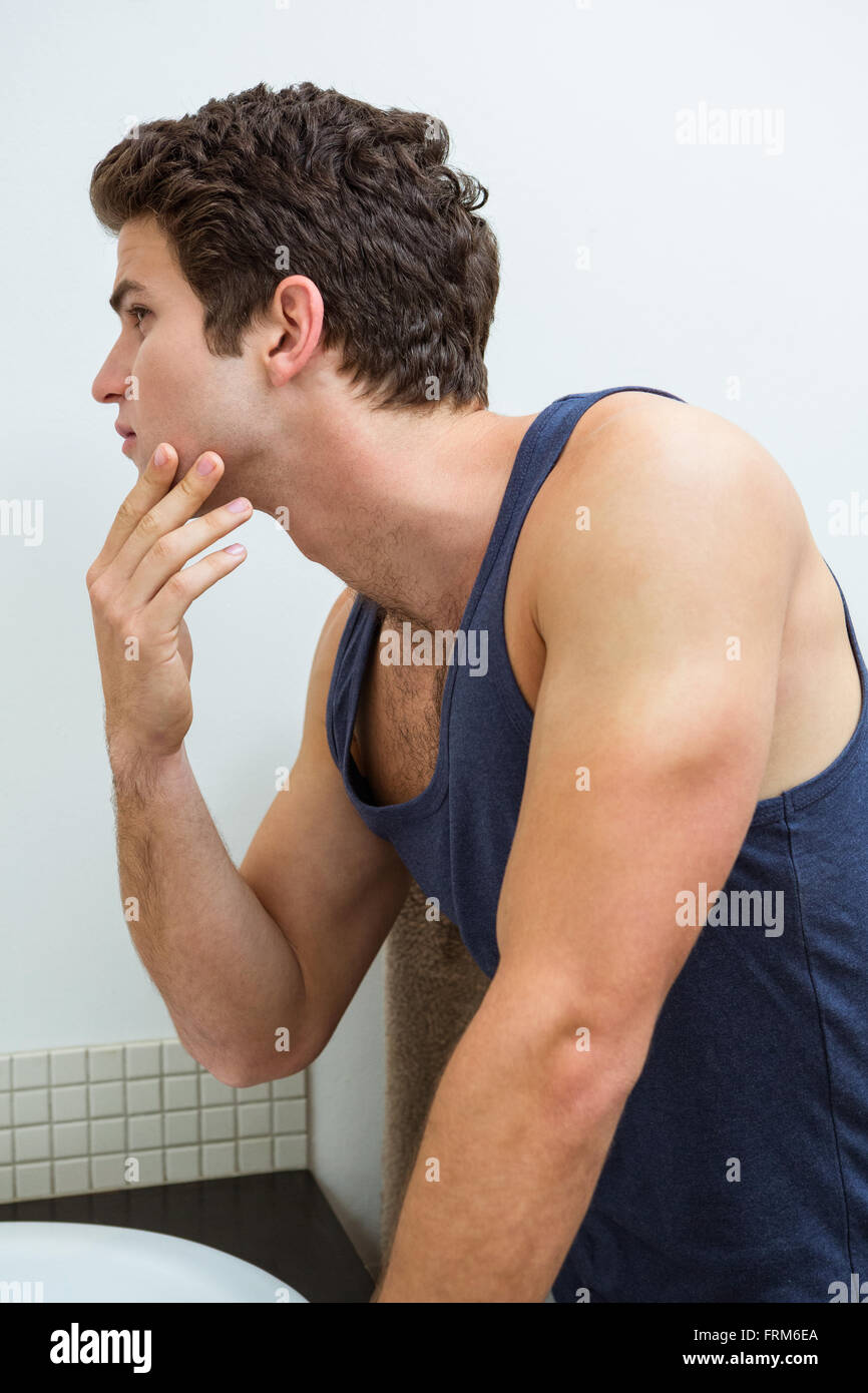 Mann überprüfen seine Stoppeln im Badezimmer Stockfoto