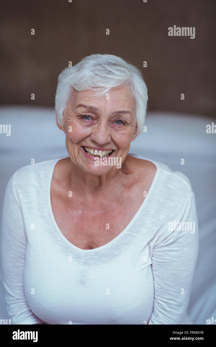 Porträt der fröhliche senior Frau Stockfoto