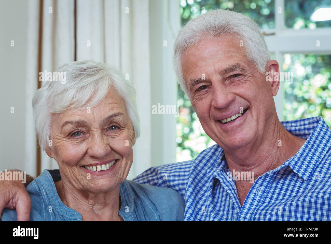 Close-up senior Brautpaar mit Arm um Stockfoto