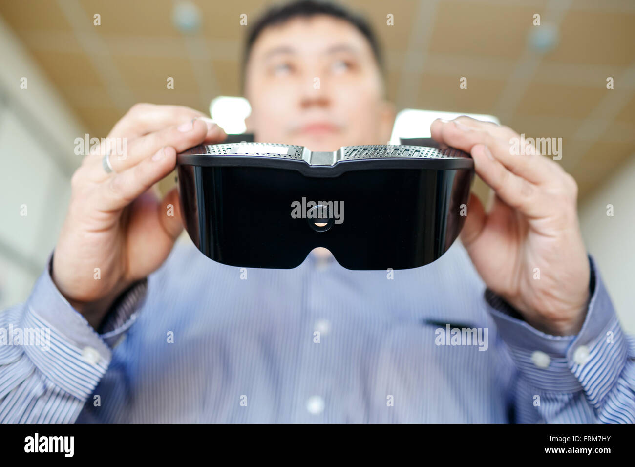 Virtual-Reality-Kopfhörer hautnah in Händen der Mann, der ihnen, Vr Zukunftskonzept und neue Technologien zu tragen. Stockfoto